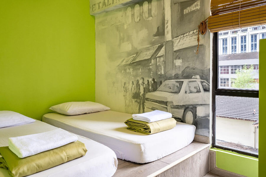 tong- xanh- tuoi -mat -o -khach- an malaysia - -PODs -The -Backpackers -Home